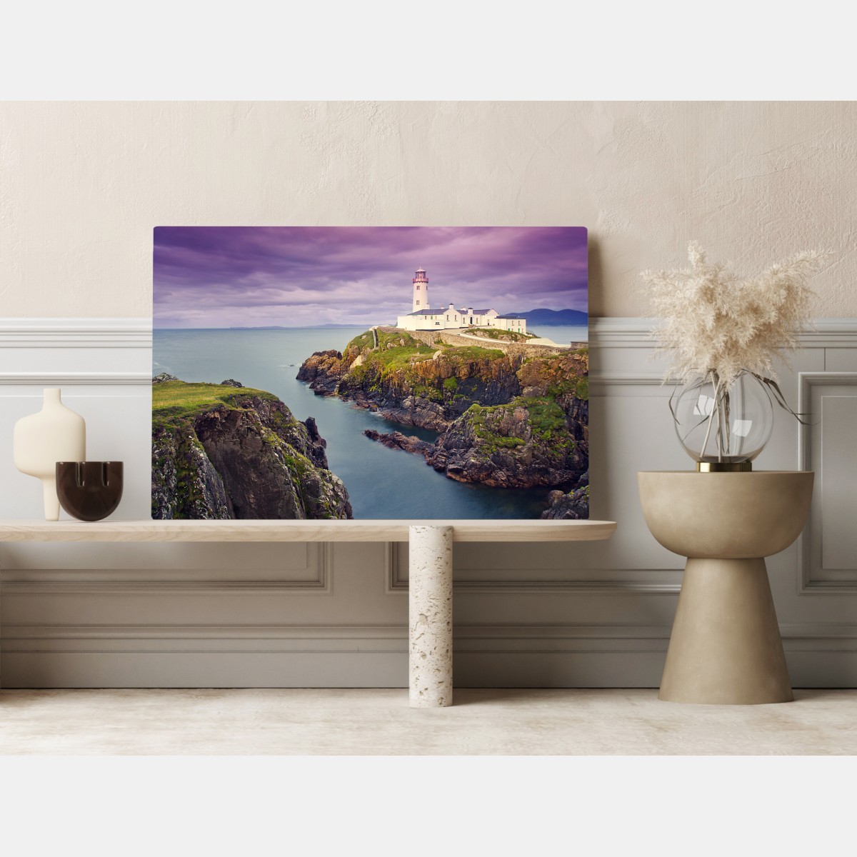 Obraz na płótnie fioletowa latarnia nad skalistym wybrzeżem – Wallissimo® Obraz na płótnie fioletowa latarnia nad skalistym wybrzeżem – Wallissimo®