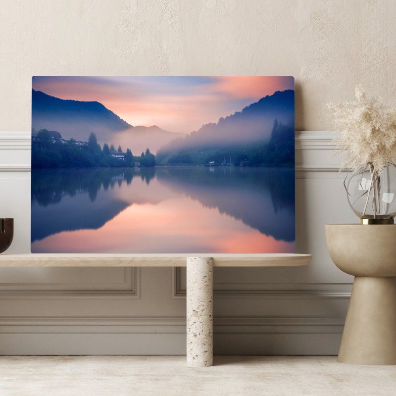 Obraz na płótnie mglisty górski poranek nad jeziorem – Wallissimo® Obraz na płótnie mglisty górski poranek nad jeziorem – Wallissimo®