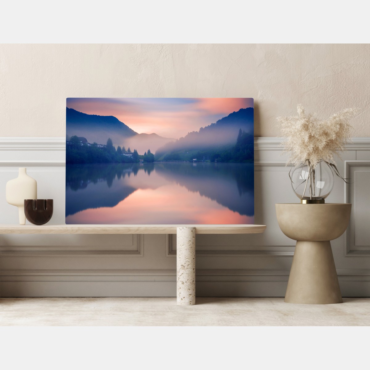 Obraz na płótnie mglisty górski poranek nad jeziorem – Wallissimo® Obraz na płótnie mglisty górski poranek nad jeziorem – Wallissimo®