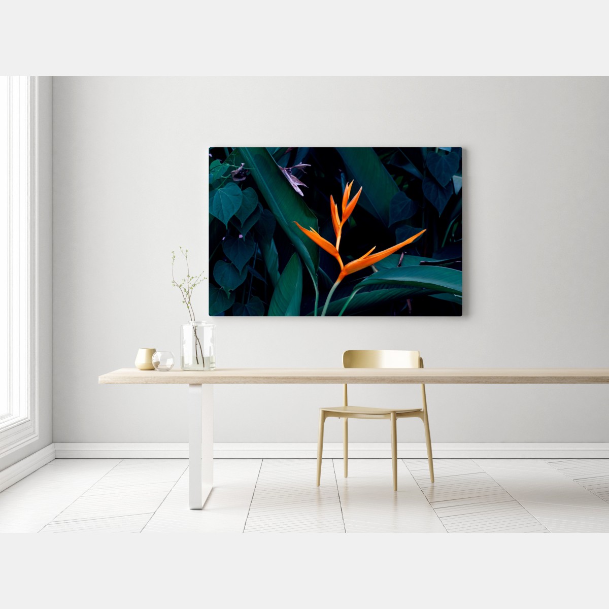 Obraz na płótnie żywa strelicja na tle ciemnozielonych liści – Wallissimo® Obraz na płótnie żywa strelicja na tle ciemnozielonych liści – Wallissimo®