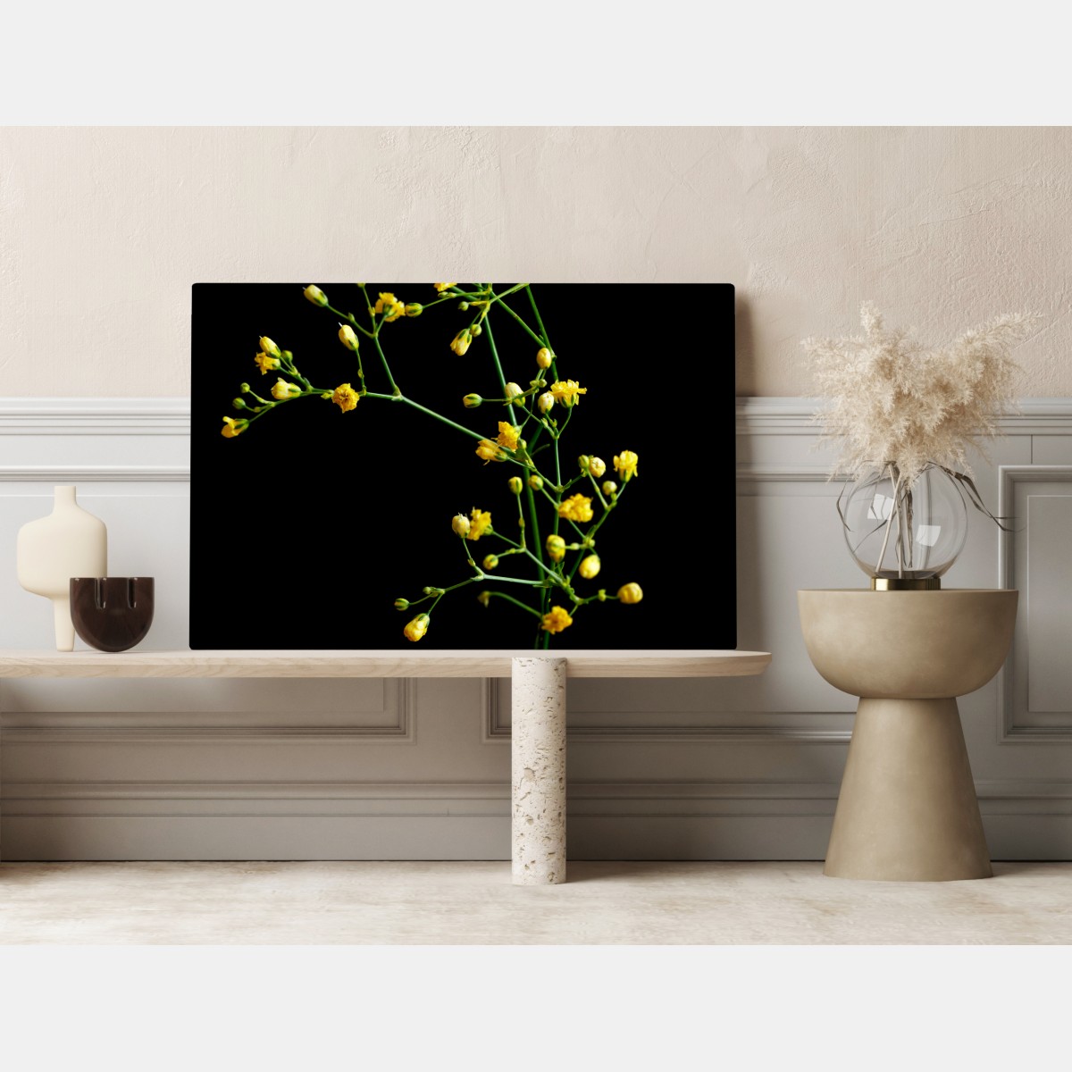 Obraz na płótnie delikatna żółta gipsówka na czarnym tle – Wallissimo® Obraz na płótnie delikatna żółta gipsówka na czarnym tle – Wallissimo®