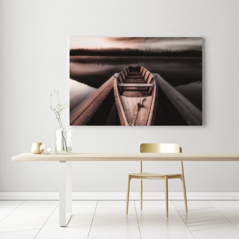 Obraz na płótnie mglista łódź przy górskim jeziorze – Wallissimo® Obraz na płótnie mglista łódź przy górskim jeziorze – Wallissimo®