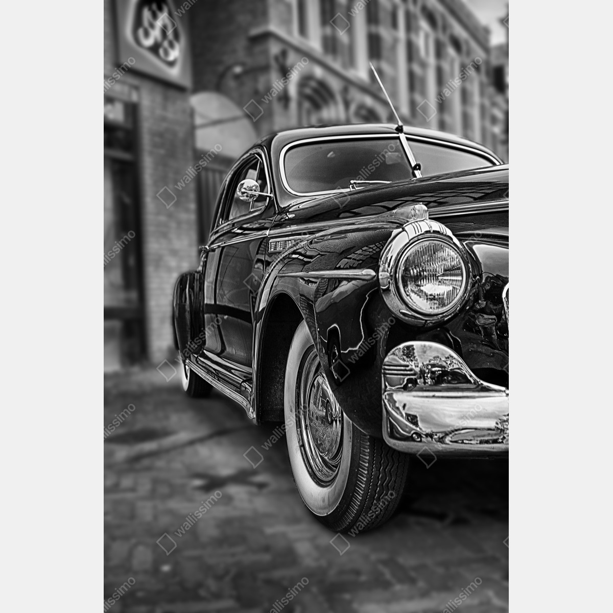Obraz na płótnie zabytkowy klasyczny samochód na brukowanej ulicy – Wallissimo® Obraz na płótnie zabytkowy klasyczny samochód na brukowanej ulicy – Wallissimo®