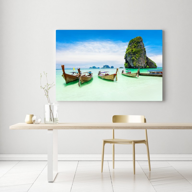 Obraz na płótnie tropikalne łodzie longtail na turkusowej plaży – Wallissimo® Obraz na płótnie tropikalne łodzie longtail na turkusowej plaży – Wallissimo®