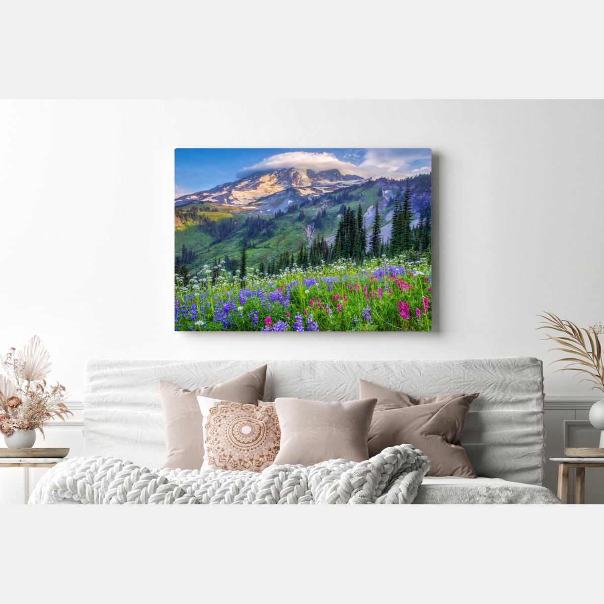 Obraz na płótnie alpejska łąka pełna kwiatów u stóp ośnieżonych szczytów – Wallissimo® Obraz na płótnie alpejska łąka pełna kwiatów u stóp ośnieżonych szczytów – Wallissimo®
