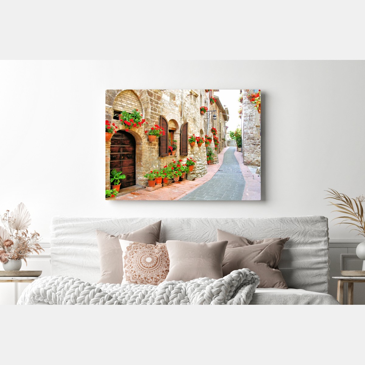 Obraz na płótnie słoneczna kamienna uliczka z czerwonymi pelargoniami – Wallissimo® Obraz na płótnie słoneczna kamienna uliczka z czerwonymi pelargoniami – Wallissimo®