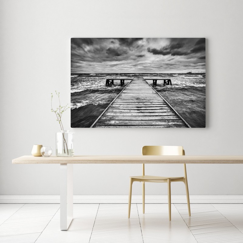Obraz na płótnie dramatyczne czarno-białe molo prowadzące w burzliwe morze – Wallissimo® Obraz na płótnie dramatyczne czarno-białe molo prowadzące w burzliwe morze – Wallissimo®