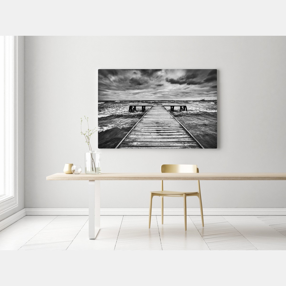 Obraz na płótnie dramatyczne czarno-białe molo prowadzące w burzliwe morze – Wallissimo® Obraz na płótnie dramatyczne czarno-białe molo prowadzące w burzliwe morze – Wallissimo®