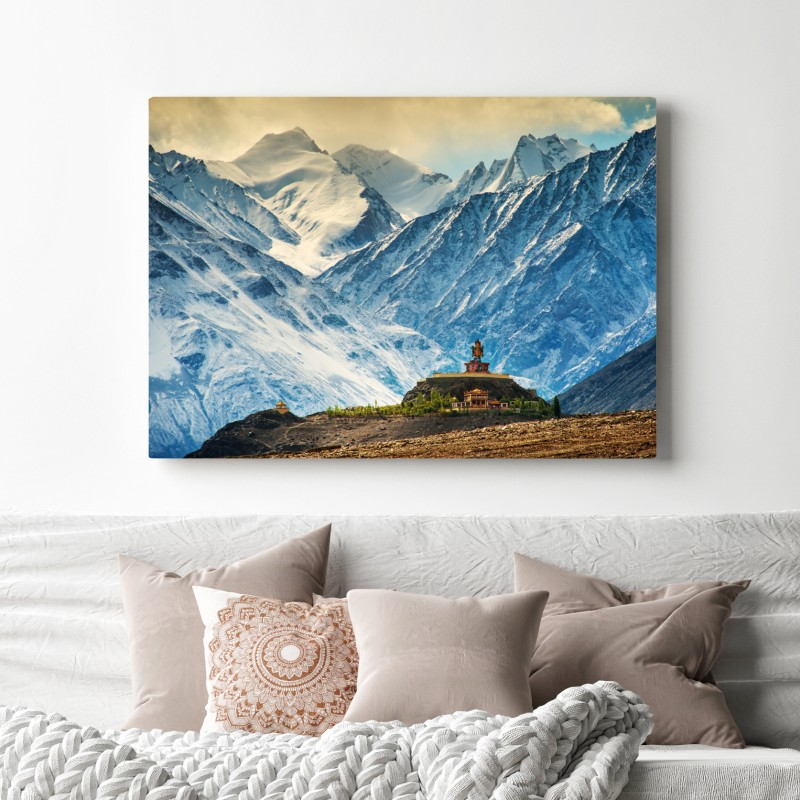 Obraz na płótnie majestatyczny klasztor wśród ośnieżonych szczytów – Wallissimo® Obraz na płótnie majestatyczny klasztor wśród ośnieżonych szczytów – Wallissimo®