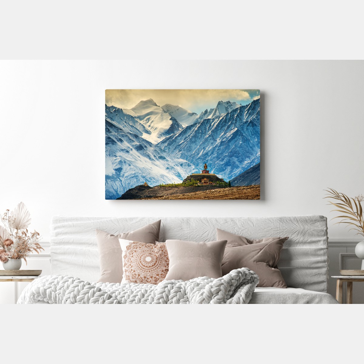 Obraz na płótnie majestatyczny klasztor wśród ośnieżonych szczytów – Wallissimo® Obraz na płótnie majestatyczny klasztor wśród ośnieżonych szczytów – Wallissimo®