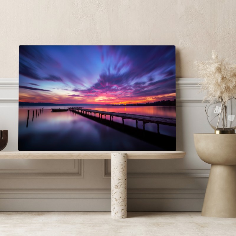 Obraz na płótnie zachód słońca nad spokojnym jeziorem z drewnianym pomostem – Wallissimo® Obraz na płótnie zachód słońca nad spokojnym jeziorem z drewnianym pomostem – Wallissimo®