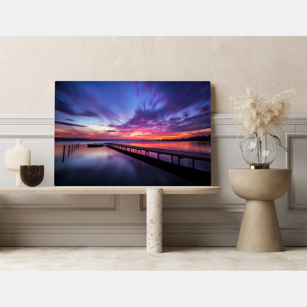 Obraz na płótnie zachód słońca nad spokojnym jeziorem z drewnianym pomostem – Wallissimo® Obraz na płótnie zachód słońca nad spokojnym jeziorem z drewnianym pomostem – Wallissimo®