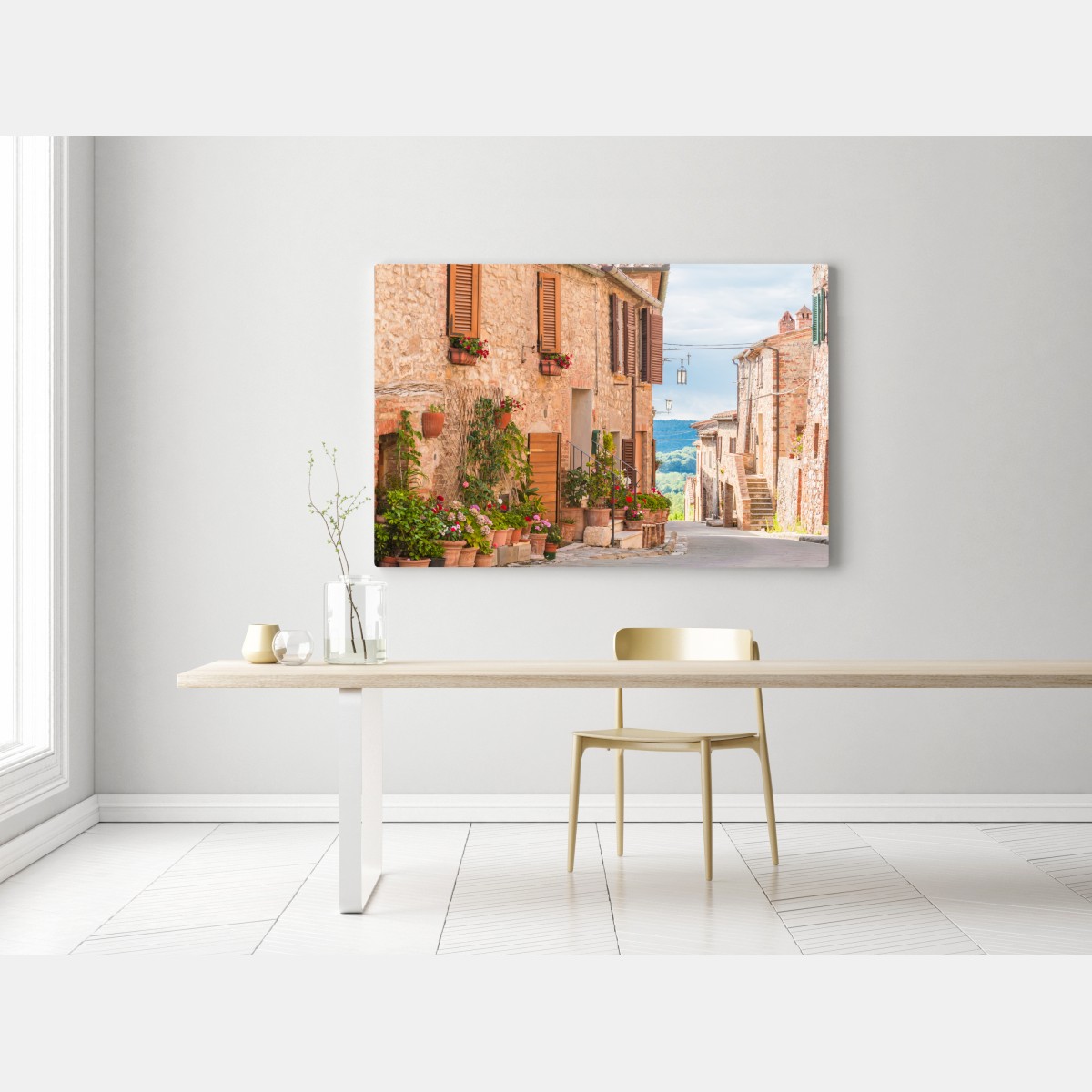 Obraz na płótnie średniowieczna ulica w Toskanii z doniczkami z kwiatami – Wallissimo® Obraz na płótnie średniowieczna ulica w Toskanii z doniczkami z kwiatami – Wallissimo®