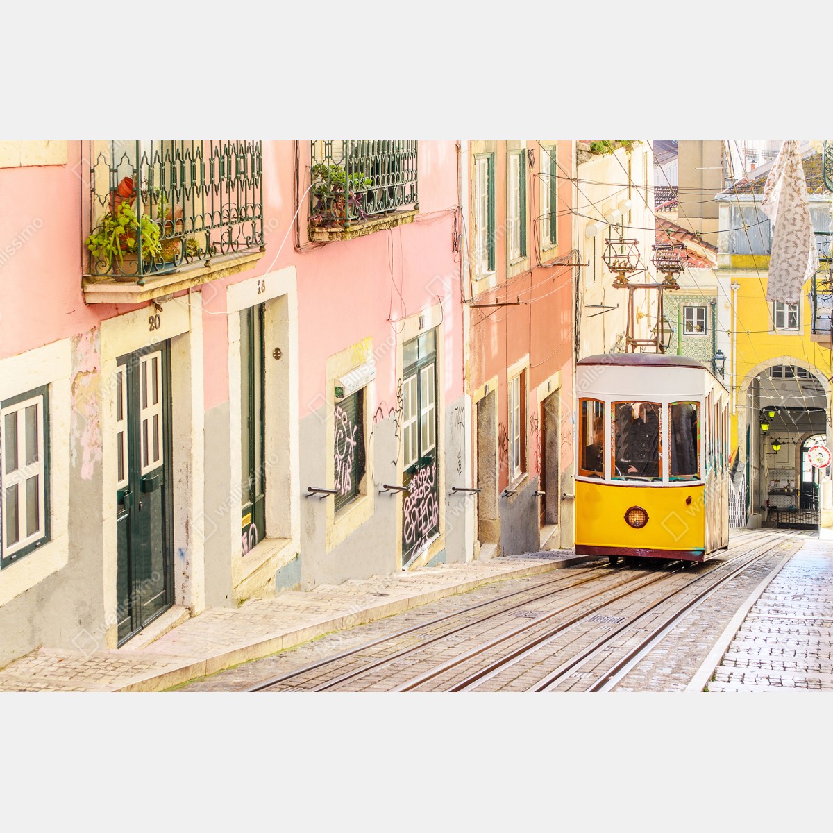 Obraz na płótnie słoneczny tramwaj na pastelowej ulicy w Lizbonie – Wallissimo® Obraz na płótnie słoneczny tramwaj na pastelowej ulicy w Lizbonie – Wallissimo®