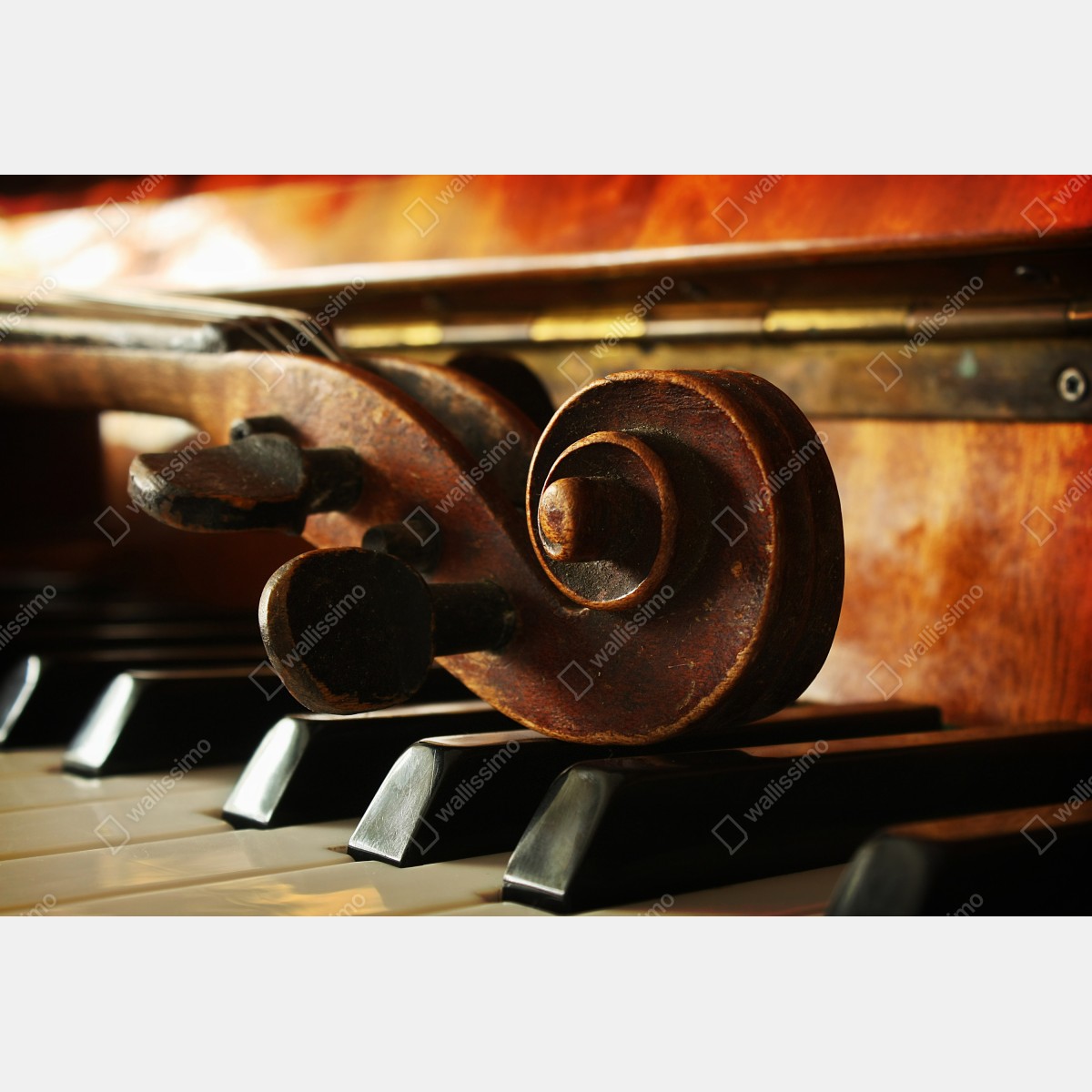Obraz na płótnie zabytkowa główka skrzypiec na klawiszach fortepianu – Wallissimo® Obraz na płótnie zabytkowa główka skrzypiec na klawiszach fortepianu – Wallissimo®