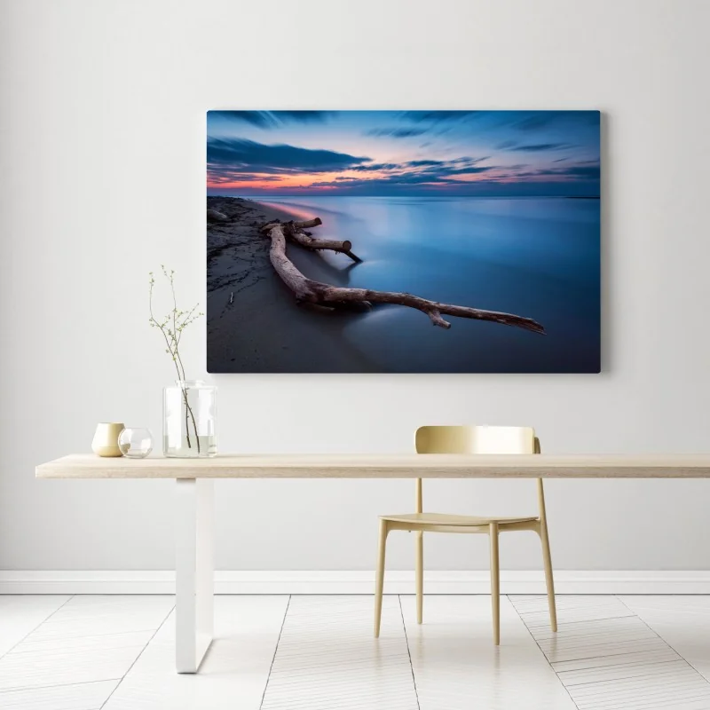 Obraz na płótnie dryfujące drewno o zmierzchu na spokojnej plaży – Wallissimo® Obraz na płótnie dryfujące drewno o zmierzchu na spokojnej plaży – Wallissimo®