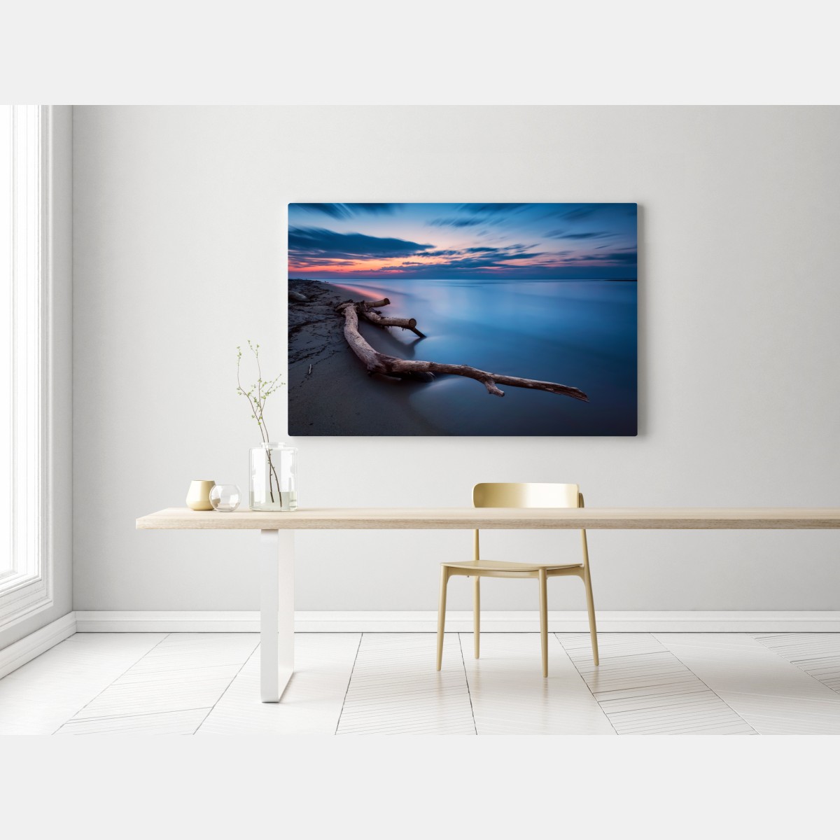 Obraz na płótnie dryfujące drewno o zmierzchu na spokojnej plaży – Wallissimo® Obraz na płótnie dryfujące drewno o zmierzchu na spokojnej plaży – Wallissimo®