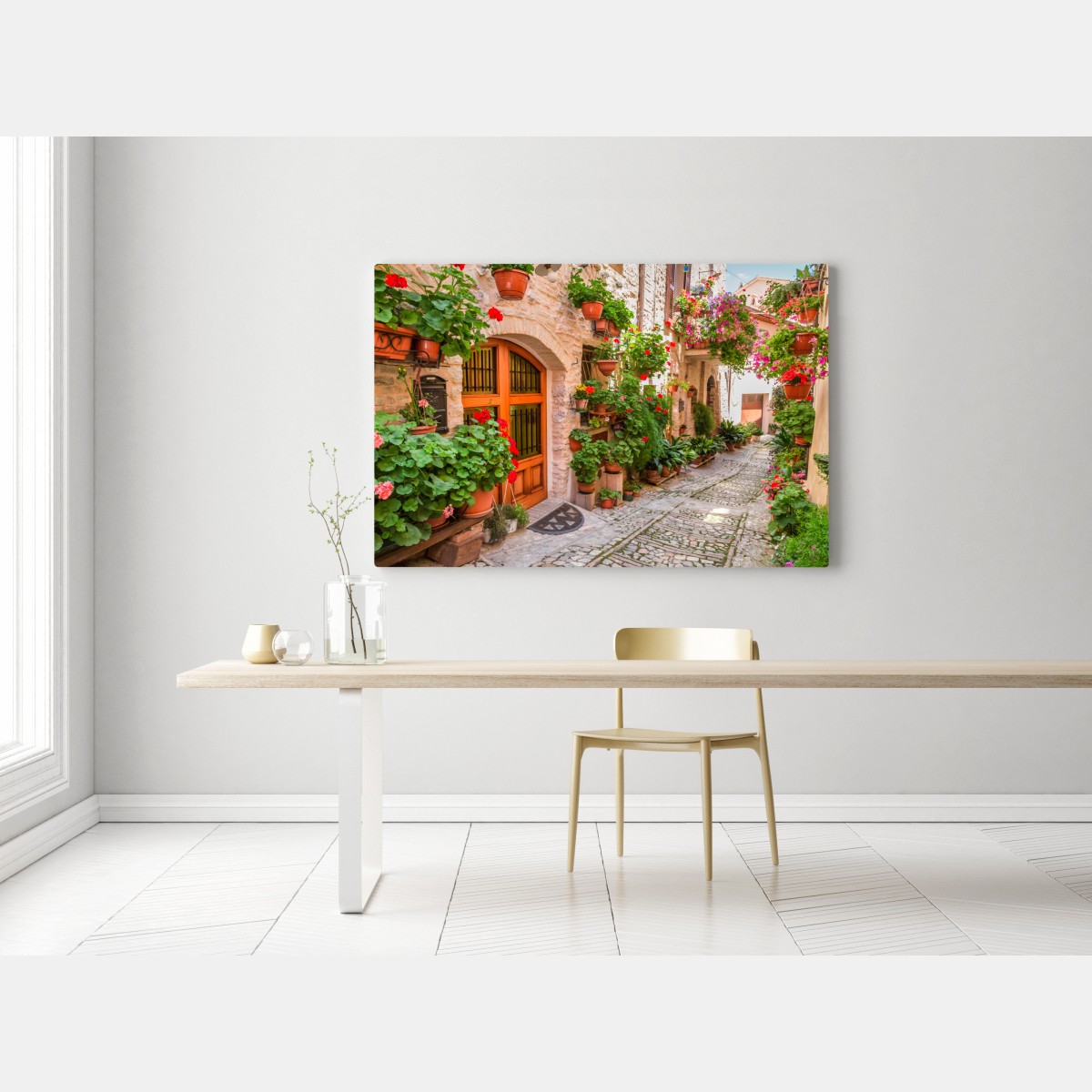 Obraz na płótnie słoneczna uliczka we Włochach z kwitnącymi donicami – Wallissimo® Obraz na płótnie słoneczna uliczka we Włochach z kwitnącymi donicami – Wallissimo®