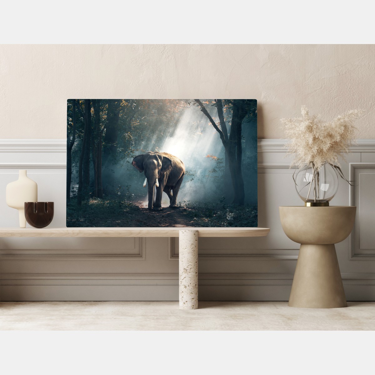 Obraz na płótnie majestatyczny słoń w oświetlonym lesie – Wallissimo® Obraz na płótnie majestatyczny słoń w oświetlonym lesie – Wallissimo®