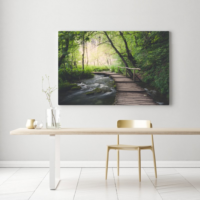 Obraz na płótnie spokojna drewniana kładka w zielonym lesie – Wallissimo® Obraz na płótnie spokojna drewniana kładka w zielonym lesie – Wallissimo®