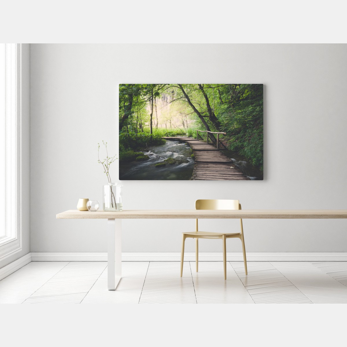 Obraz na płótnie spokojna drewniana kładka w zielonym lesie – Wallissimo® Obraz na płótnie spokojna drewniana kładka w zielonym lesie – Wallissimo®