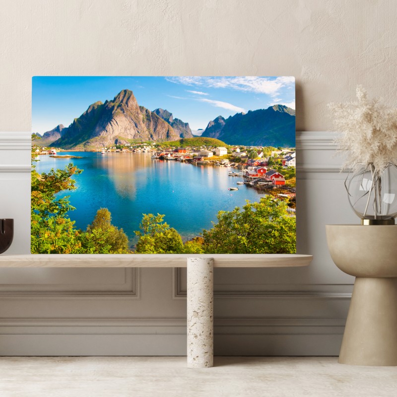 Obraz na płótnie malowniczy fiord z górską wioską i odbiciami – Wallissimo® Obraz na płótnie malowniczy fiord z górską wioską i odbiciami – Wallissimo®