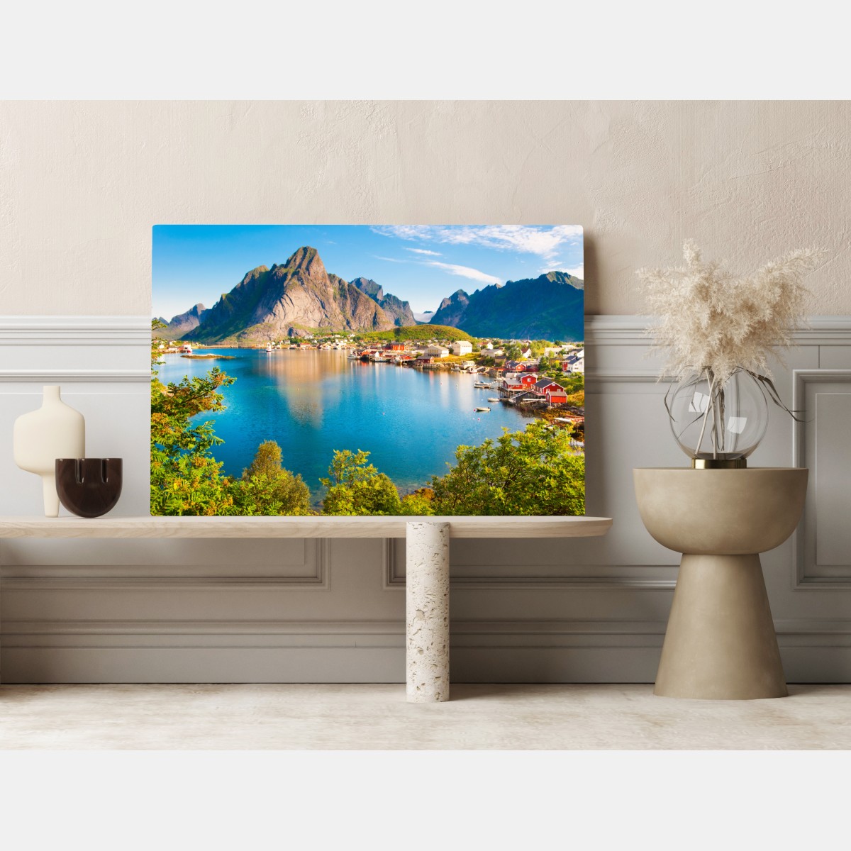 Obraz na płótnie malowniczy fiord z górską wioską i odbiciami – Wallissimo® Obraz na płótnie malowniczy fiord z górską wioską i odbiciami – Wallissimo®