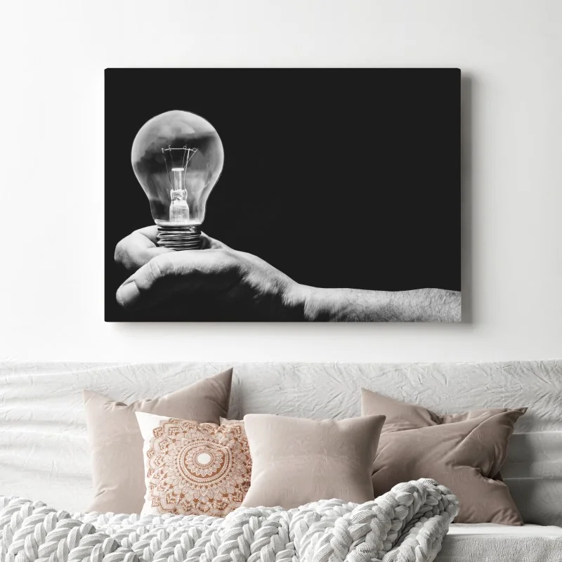 Obraz na płótnie monochromatyczna ręka trzymająca żarówkę – Wallissimo® Obraz na płótnie monochromatyczna ręka trzymająca żarówkę – Wallissimo®