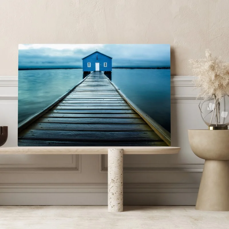 Obraz na płótnie niebieski domek na końcu pomostu – Wallissimo® Obraz na płótnie niebieski domek na końcu pomostu – Wallissimo®