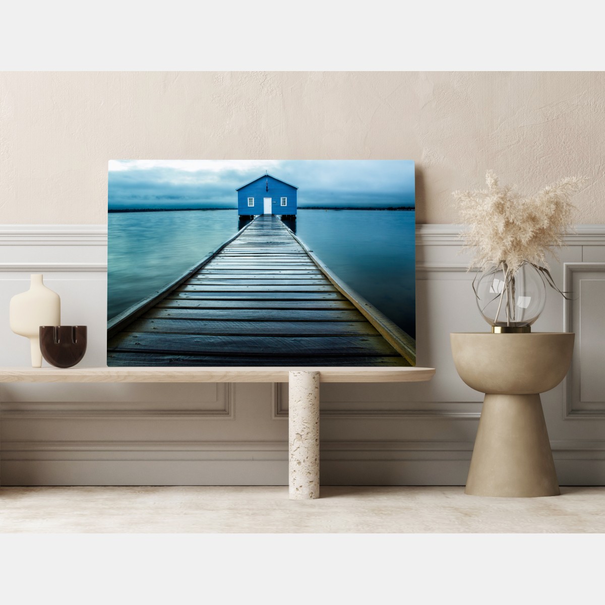 Obraz na płótnie niebieski domek na końcu pomostu – Wallissimo® Obraz na płótnie niebieski domek na końcu pomostu – Wallissimo®