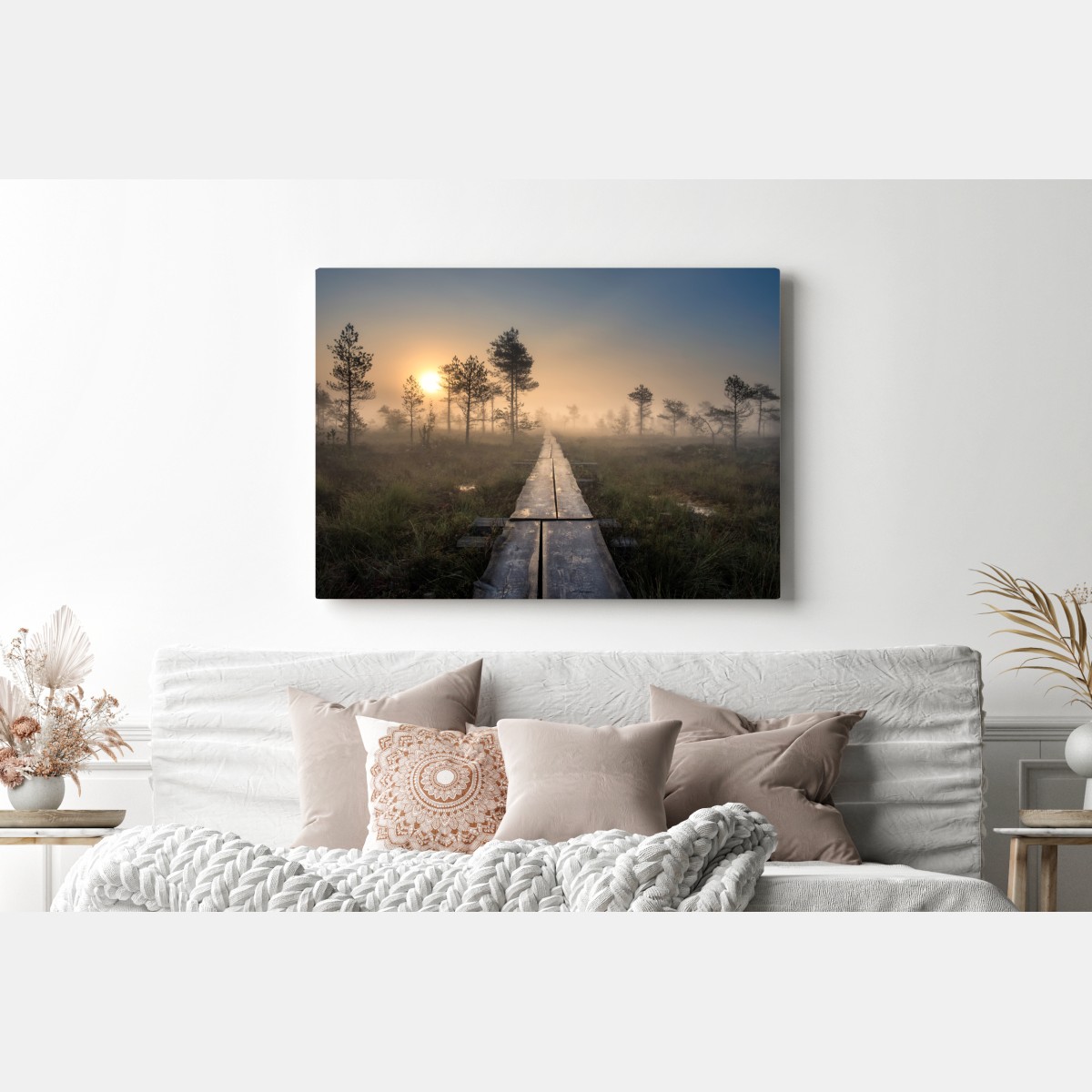 Obraz na płótnie mglisty wschód słońca nad drewnianą kładką – Wallissimo® Obraz na płótnie mglisty wschód słońca nad drewnianą kładką – Wallissimo®