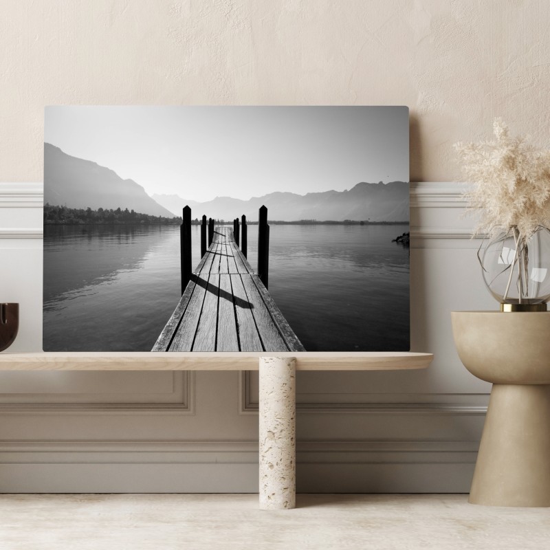 Obraz na płótnie spokojny pomost nad jeziorem w czerni i bieli – Wallissimo® Obraz na płótnie spokojny pomost nad jeziorem w czerni i bieli – Wallissimo®