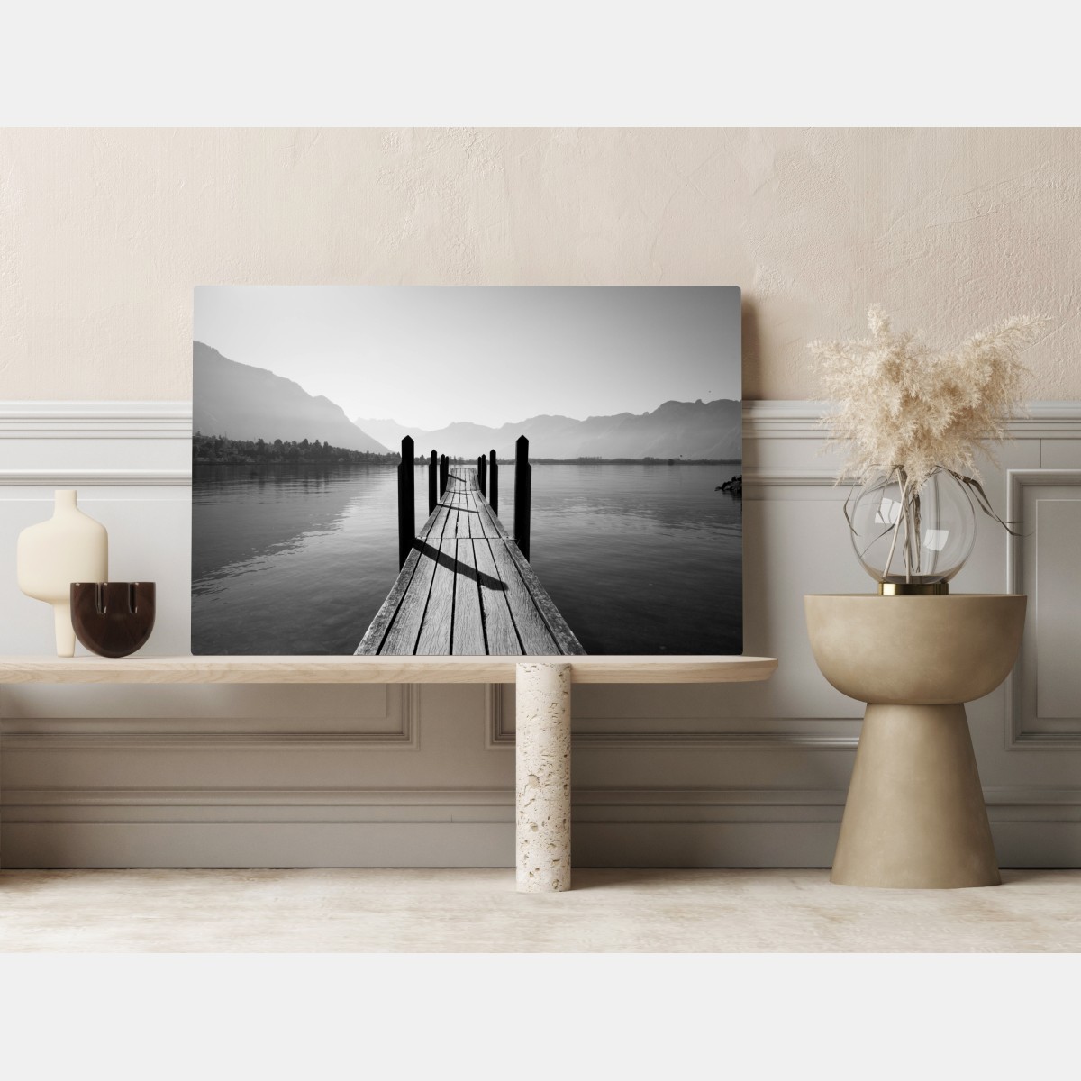 Obraz na płótnie spokojny pomost nad jeziorem w czerni i bieli – Wallissimo® Obraz na płótnie spokojny pomost nad jeziorem w czerni i bieli – Wallissimo®