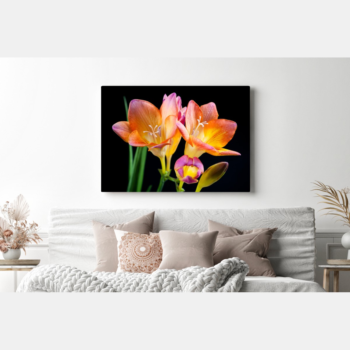 Obraz na płótnie żywe pomarańczowe frezje na czarnym tle – Wallissimo® Obraz na płótnie żywe pomarańczowe frezje na czarnym tle – Wallissimo®