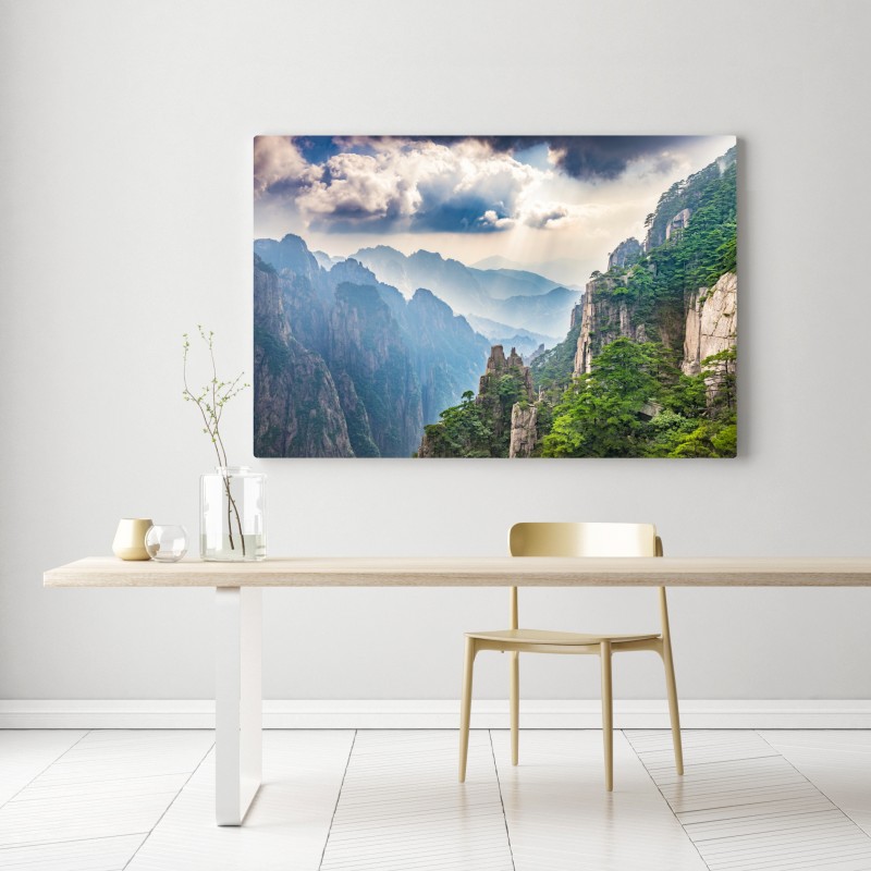 Obraz na płótnie mglista sceneria górskich klifów z promieniami słońca – Wallissimo® Obraz na płótnie mglista sceneria górskich klifów z promieniami słońca – Wallissimo®