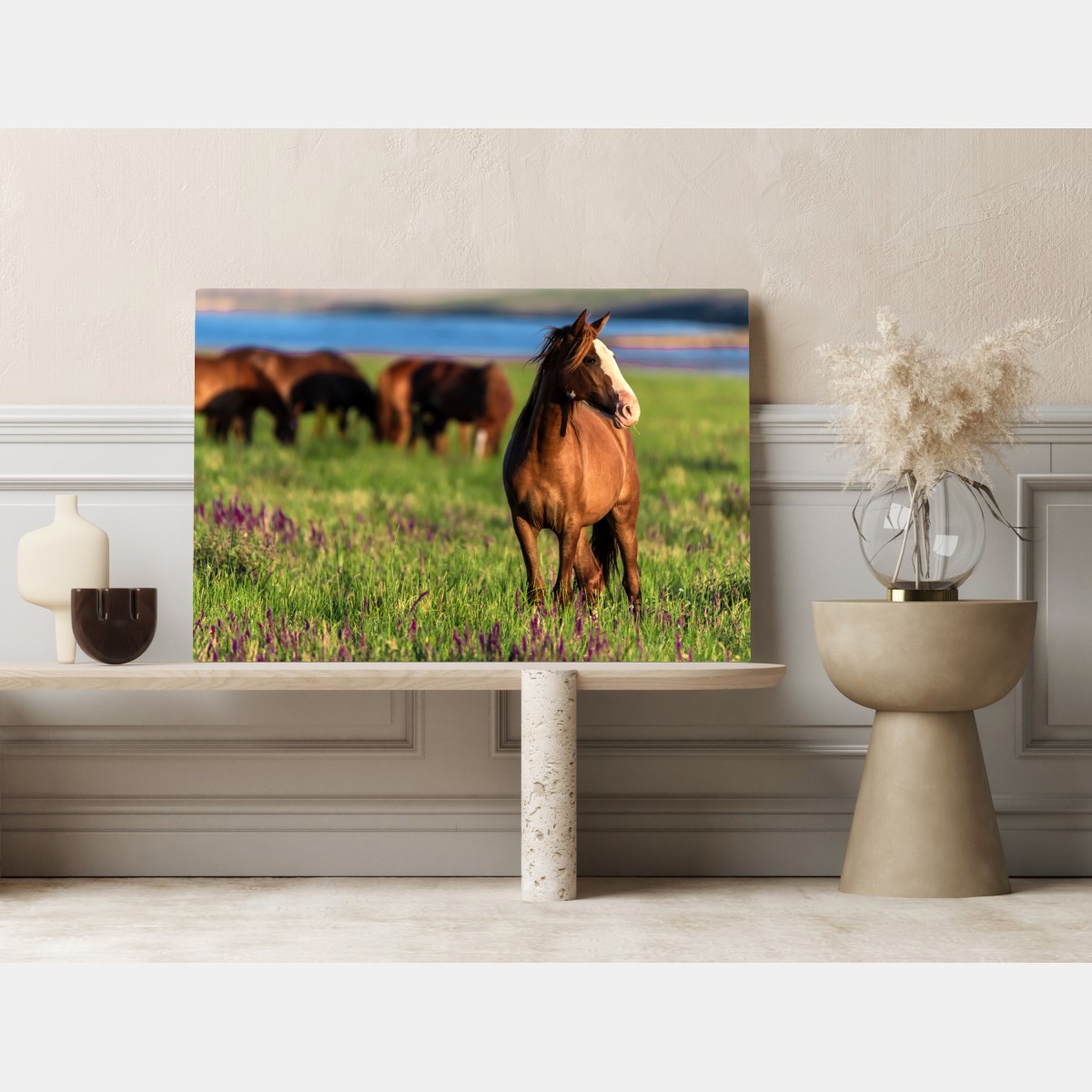 Obraz na płótnie majestatyczny brązowy koń na słonecznej łące – Wallissimo® Obraz na płótnie majestatyczny brązowy koń na słonecznej łące – Wallissimo®