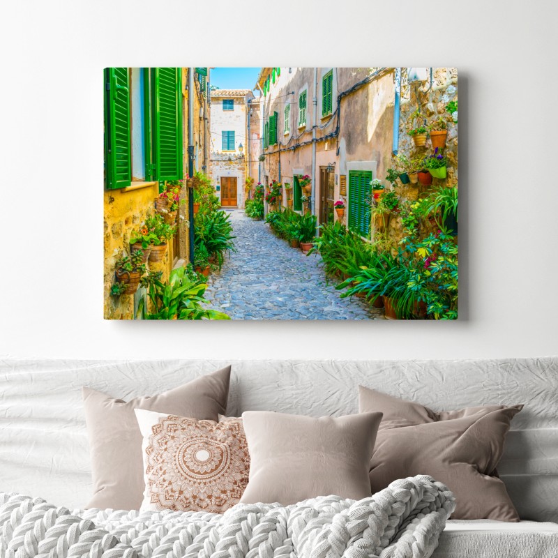 Obraz na płótnie słoneczna uliczka z zielonymi okiennicami – Wallissimo® Obraz na płótnie słoneczna uliczka z zielonymi okiennicami – Wallissimo®