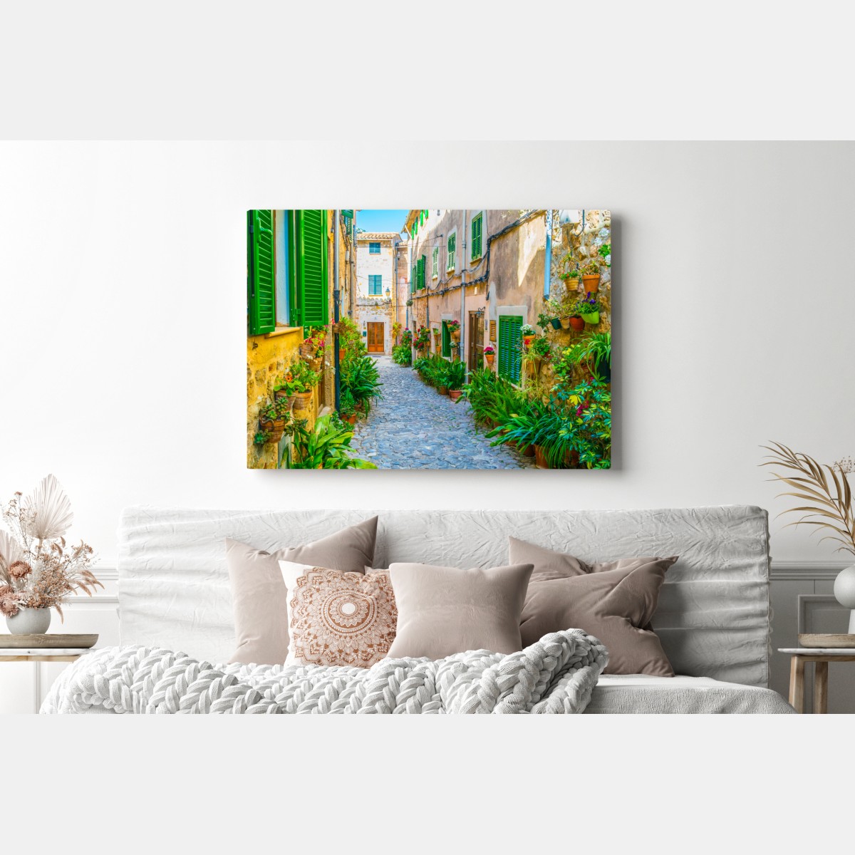 Obraz na płótnie słoneczna uliczka z zielonymi okiennicami – Wallissimo® Obraz na płótnie słoneczna uliczka z zielonymi okiennicami – Wallissimo®