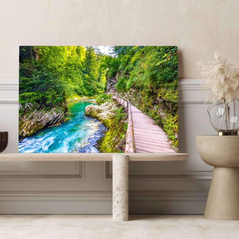 Obraz na płótnie turkusowa rzeka i drewniana ścieżka w lesie – Wallissimo® Obraz na płótnie turkusowa rzeka i drewniana ścieżka w lesie – Wallissimo®