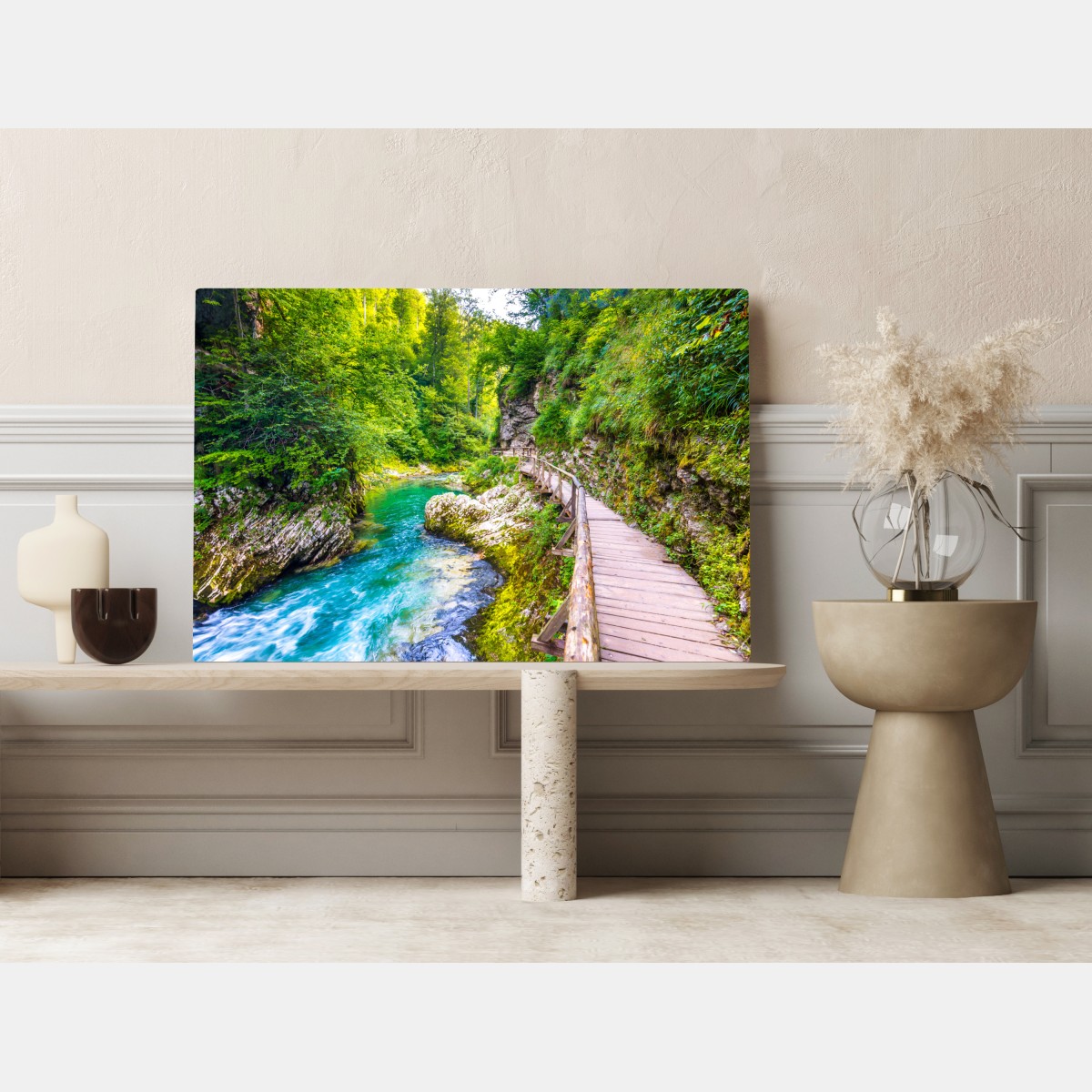 Obraz na płótnie turkusowa rzeka i drewniana ścieżka w lesie – Wallissimo® Obraz na płótnie turkusowa rzeka i drewniana ścieżka w lesie – Wallissimo®