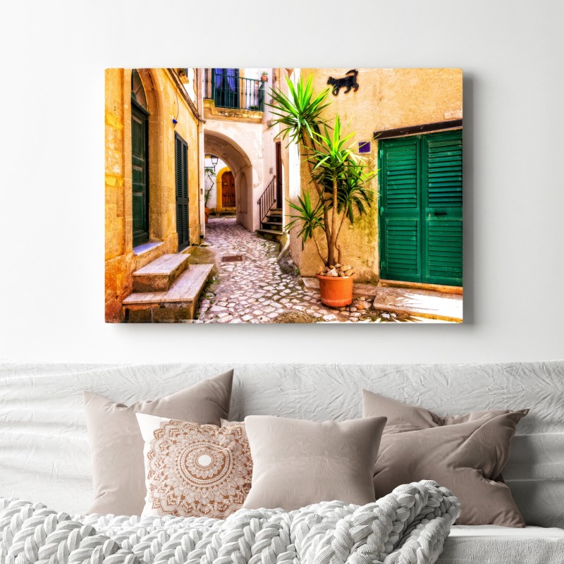 Obraz na płótnie słoneczna śródziemnomorska uliczka z zielonymi okiennicami – Wallissimo® Obraz na płótnie słoneczna śródziemnomorska uliczka z zielonymi okiennicami – Wallissimo®