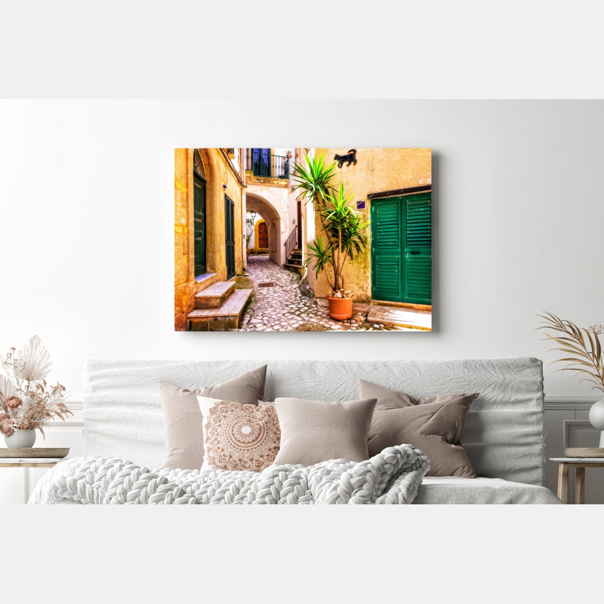 Obraz na płótnie słoneczna śródziemnomorska uliczka z zielonymi okiennicami – Wallissimo® Obraz na płótnie słoneczna śródziemnomorska uliczka z zielonymi okiennicami – Wallissimo®