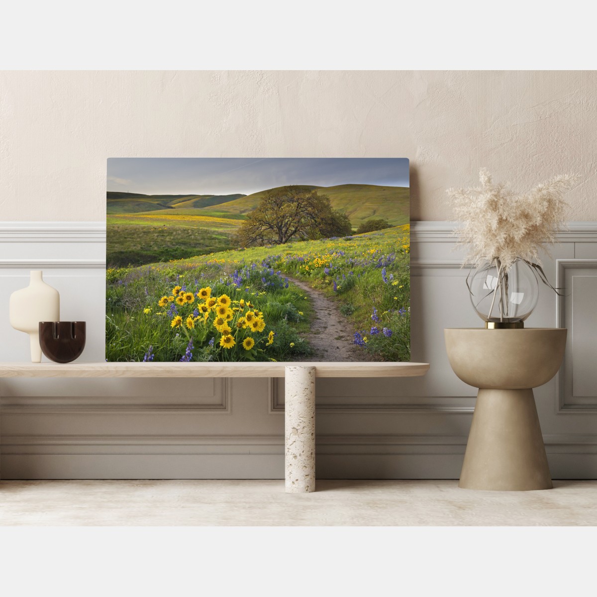 Obraz na płótnie ścieżka przez złotą łąkę z dzikimi kwiatami – Wallissimo® Obraz na płótnie ścieżka przez złotą łąkę z dzikimi kwiatami – Wallissimo®