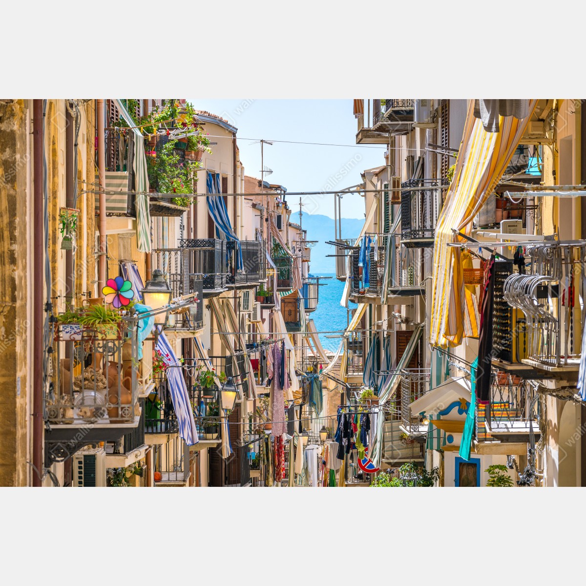 Obraz na płótnie słoneczna uliczka nad morzem z widokiem na zatokę – Wallissimo® Obraz na płótnie słoneczna uliczka nad morzem z widokiem na zatokę – Wallissimo®