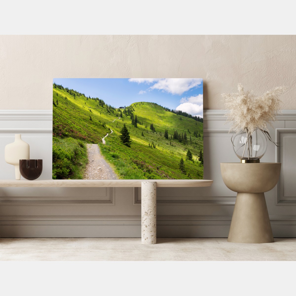 Obraz na płótnie słoneczna górska ścieżka przez zieloną łąkę – Wallissimo® Obraz na płótnie słoneczna górska ścieżka przez zieloną łąkę – Wallissimo®