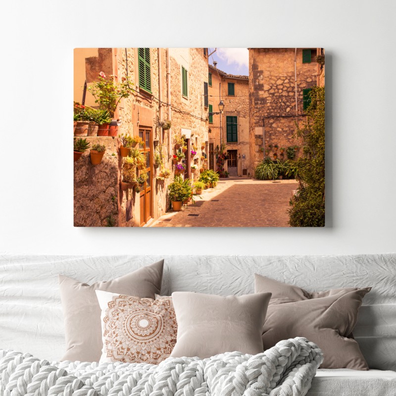 Obraz na płótnie słoneczna uliczka śródziemnomorska z doniczkami – Wallissimo® Obraz na płótnie słoneczna uliczka śródziemnomorska z doniczkami – Wallissimo®