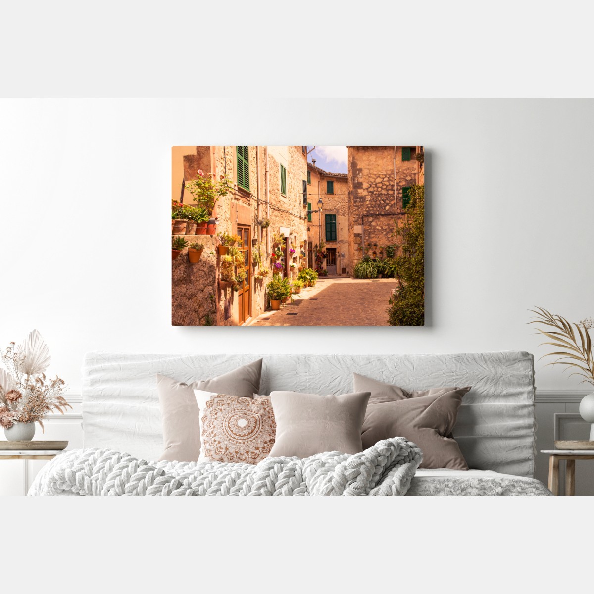 Obraz na płótnie słoneczna uliczka śródziemnomorska z doniczkami – Wallissimo® Obraz na płótnie słoneczna uliczka śródziemnomorska z doniczkami – Wallissimo®