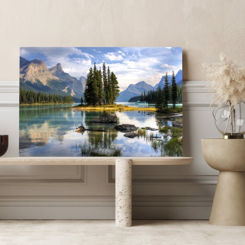 Obraz na płótnie spokojne jezioro alpejskie z wyspą i górami – Wallissimo® Obraz na płótnie spokojne jezioro alpejskie z wyspą i górami – Wallissimo®