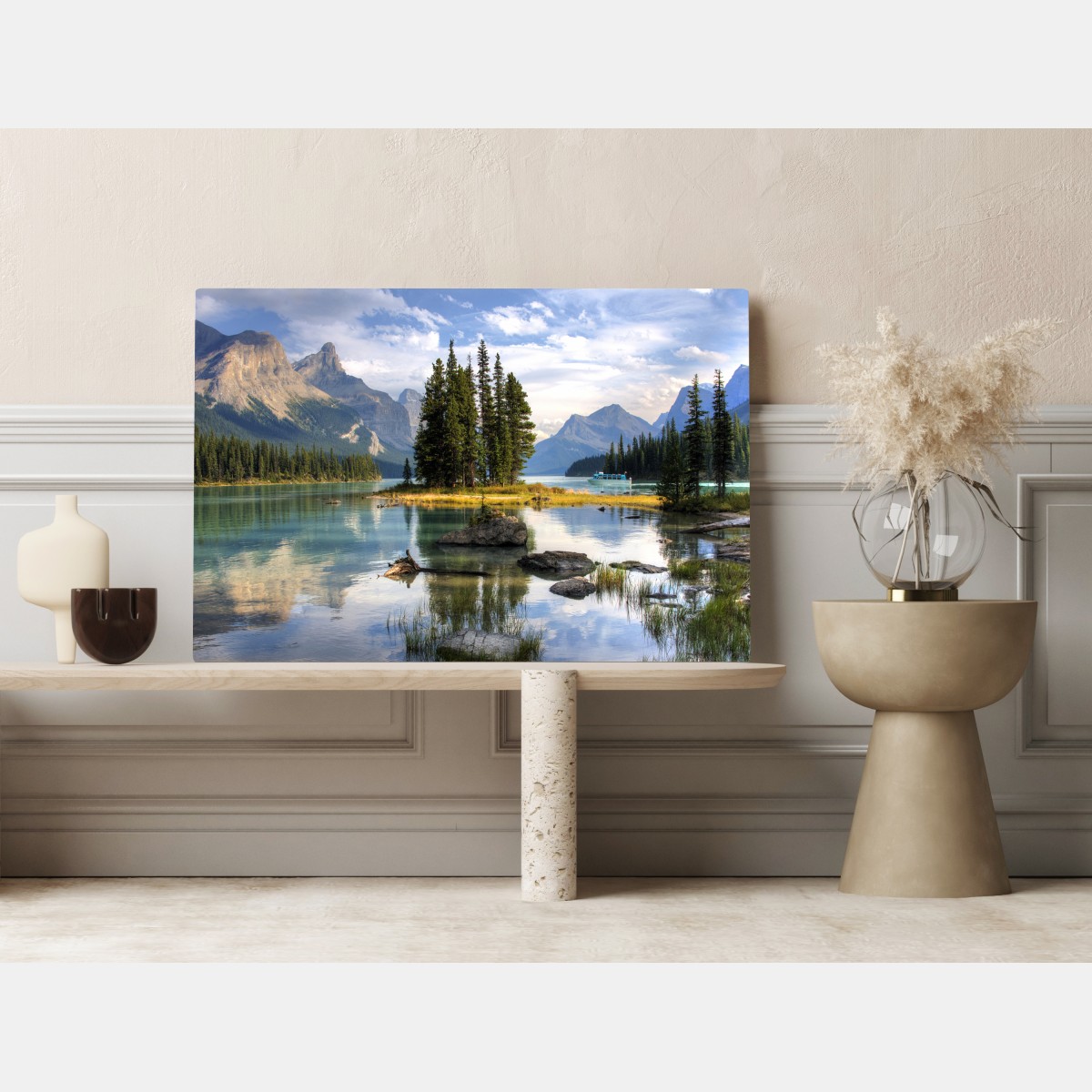 Obraz na płótnie spokojne jezioro alpejskie z wyspą i górami – Wallissimo® Obraz na płótnie spokojne jezioro alpejskie z wyspą i górami – Wallissimo®