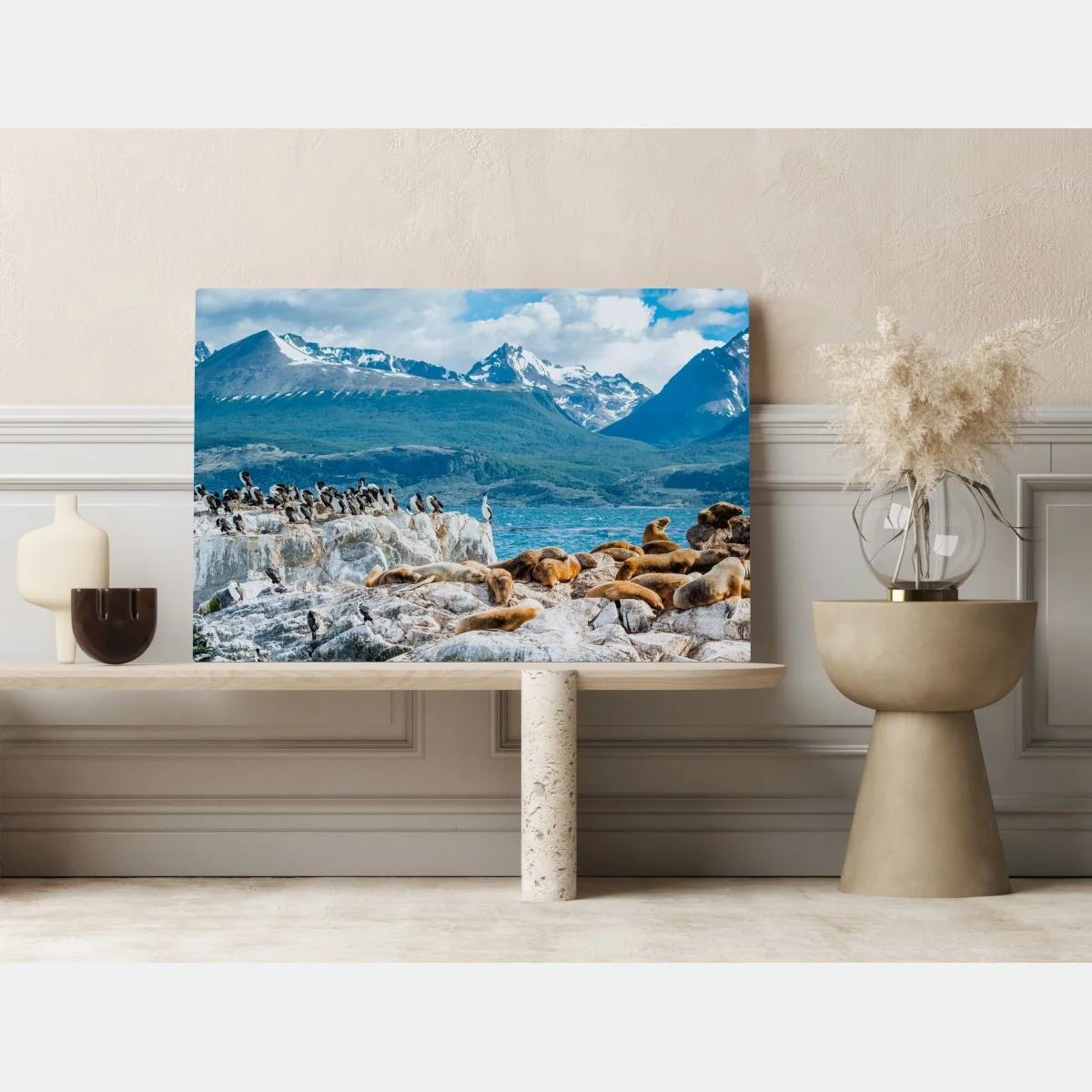 Obraz na płótnie lwy morskie i ptaki na skalistym wybrzeżu – Wallissimo® Obraz na płótnie lwy morskie i ptaki na skalistym wybrzeżu – Wallissimo®